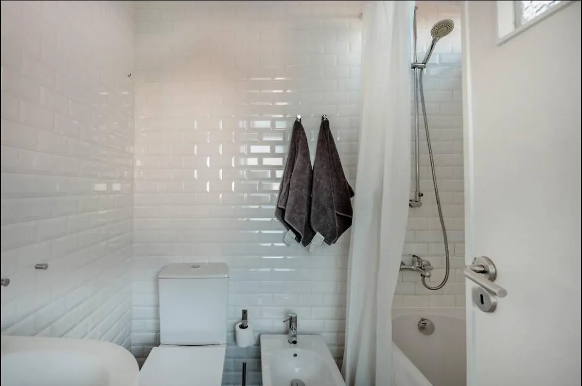 2 Bedroom Apartment With Great Transport Links To The Heart Of Lizbona 0*,