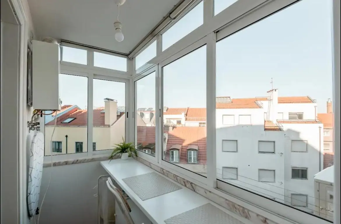 2 Bedroom Apartment With Great Transport Links To The Heart Of Lizbona