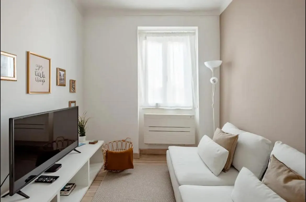2 Bedroom Apartment With Great Transport Links To The Heart Of Lizbona Portugalia