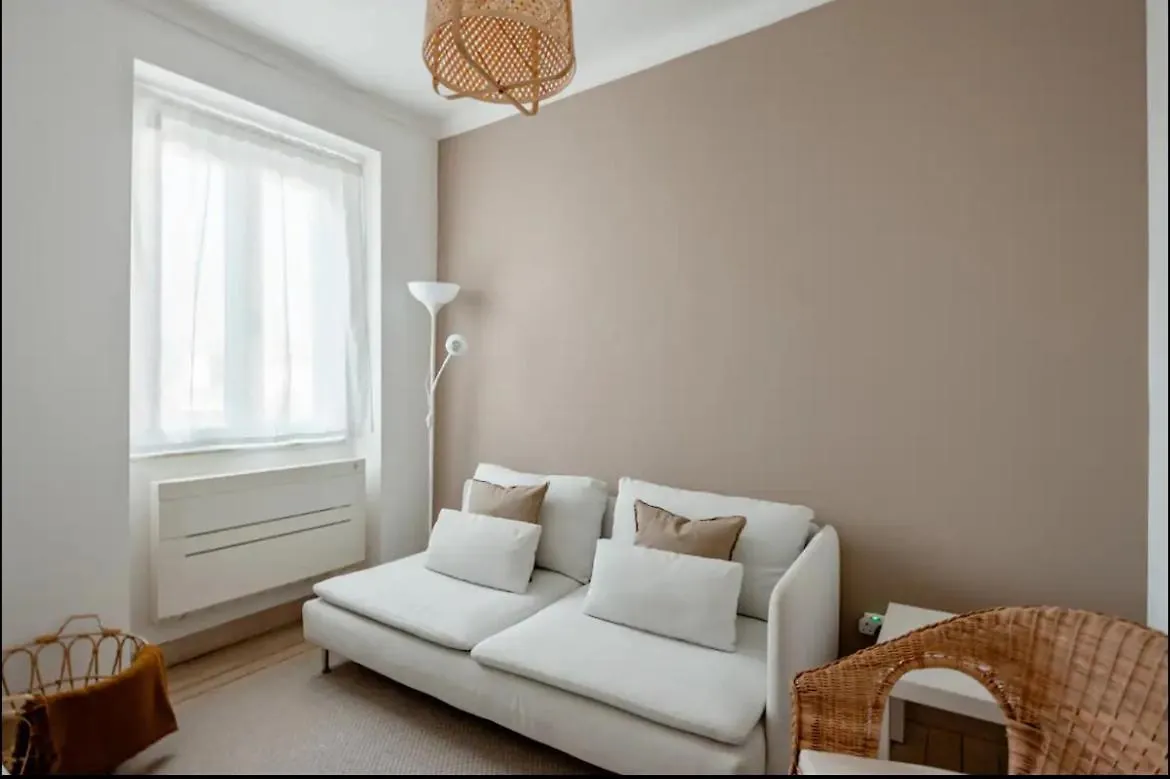 2 Bedroom Apartment With Great Transport Links To The Heart Of Lizbona
