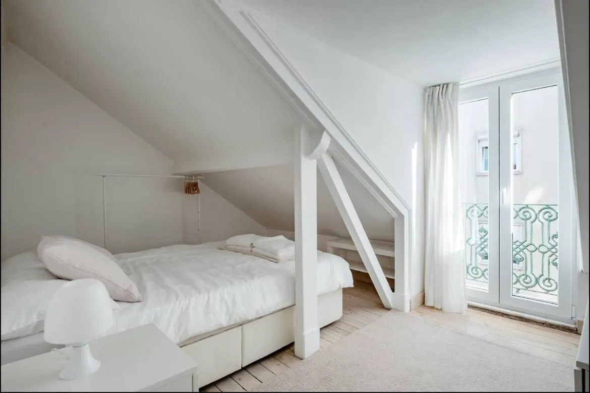 2 Bedroom Apartment With Great Transport Links To The Heart Of Lizbona